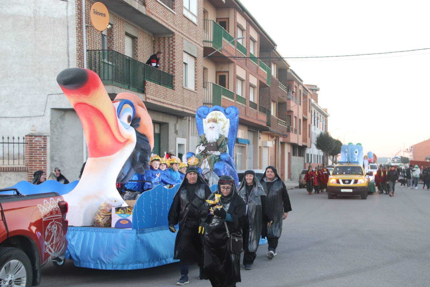 Baltasar, Gaspar y Melchor llegan a uno de los belenes vivientes en su recorrido de este jueves por Cuéllar