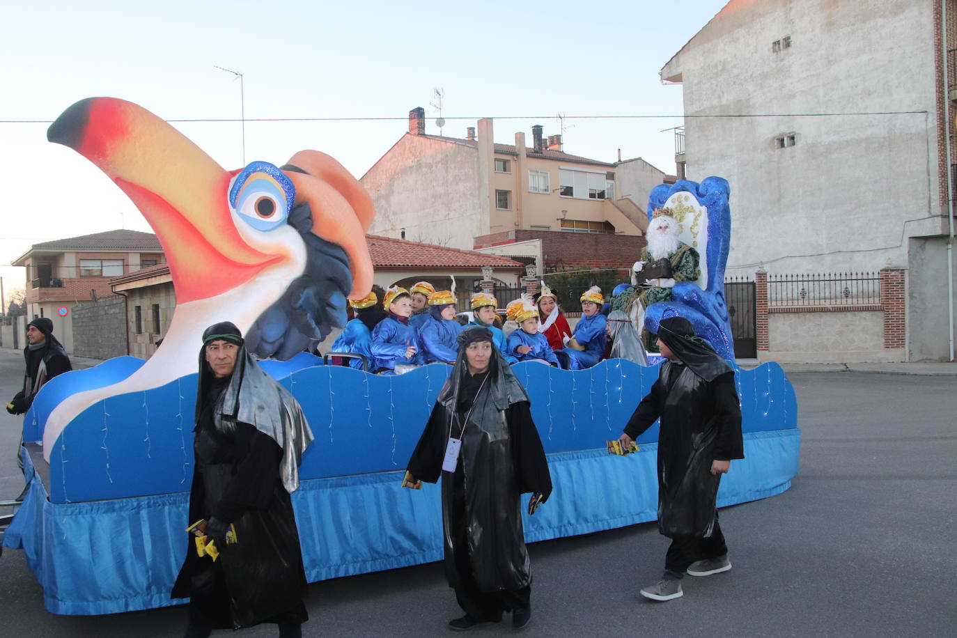 Baltasar, Gaspar y Melchor llegan a uno de los belenes vivientes en su recorrido de este jueves por Cuéllar