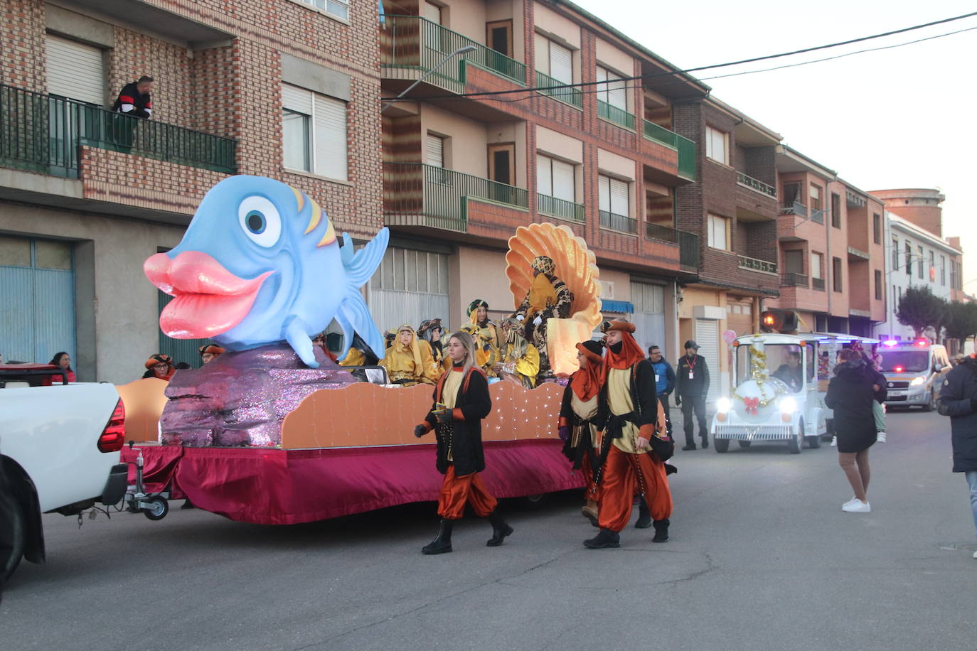 Baltasar, Gaspar y Melchor llegan a uno de los belenes vivientes en su recorrido de este jueves por Cuéllar