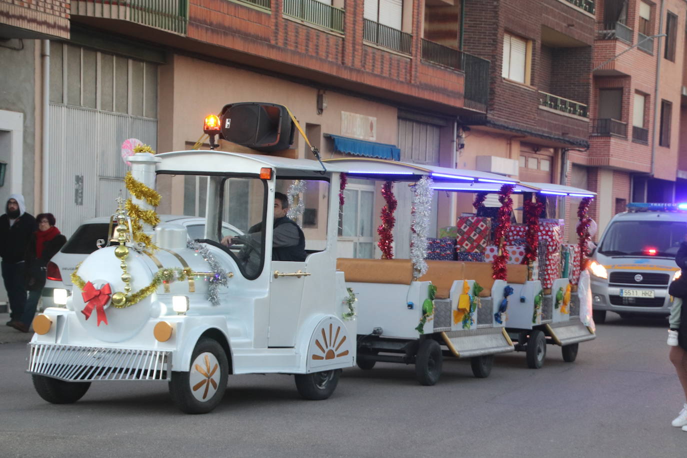 Baltasar, Gaspar y Melchor llegan a uno de los belenes vivientes en su recorrido de este jueves por Cuéllar