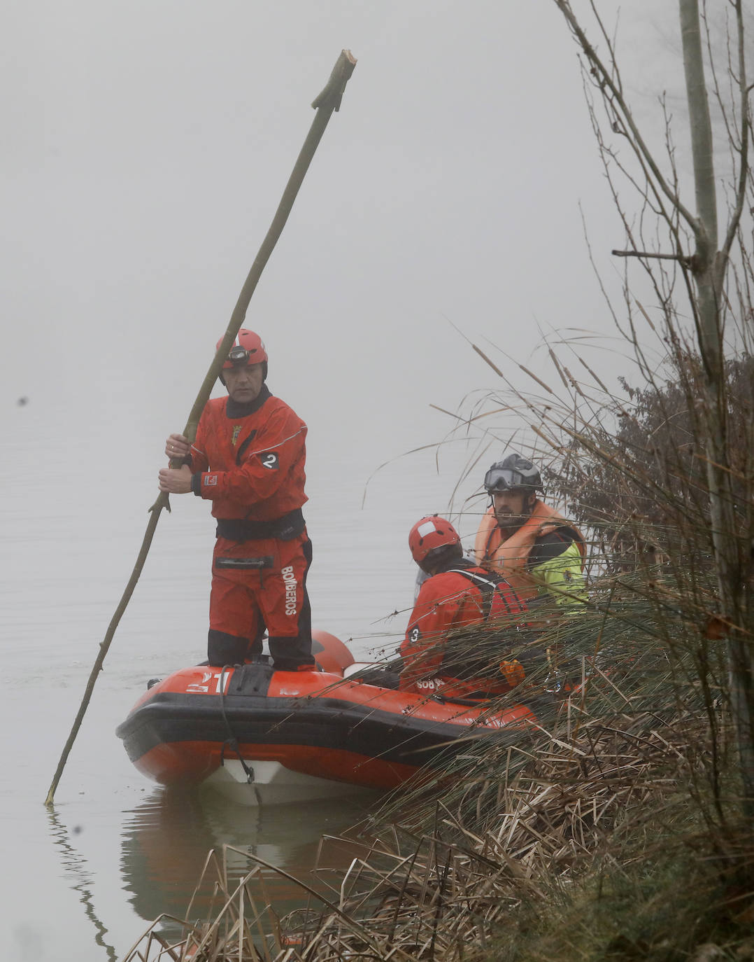 Fotos: Rescate de un conductor en el río Carrión