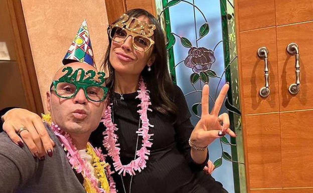Andrés Iniesta y su mujer Anna, felicitando 2023. 