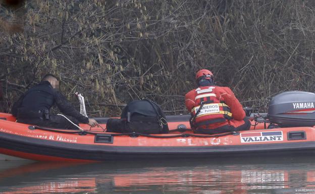 Imagen. Los rescatadores, durante su los trabajos en el río.