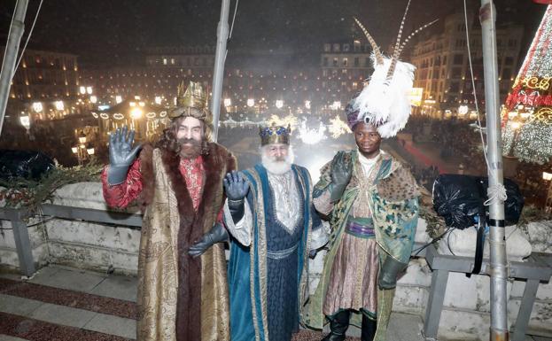 Los Reyes Magos traen magia e ilusión a Valladolid entre la niebla