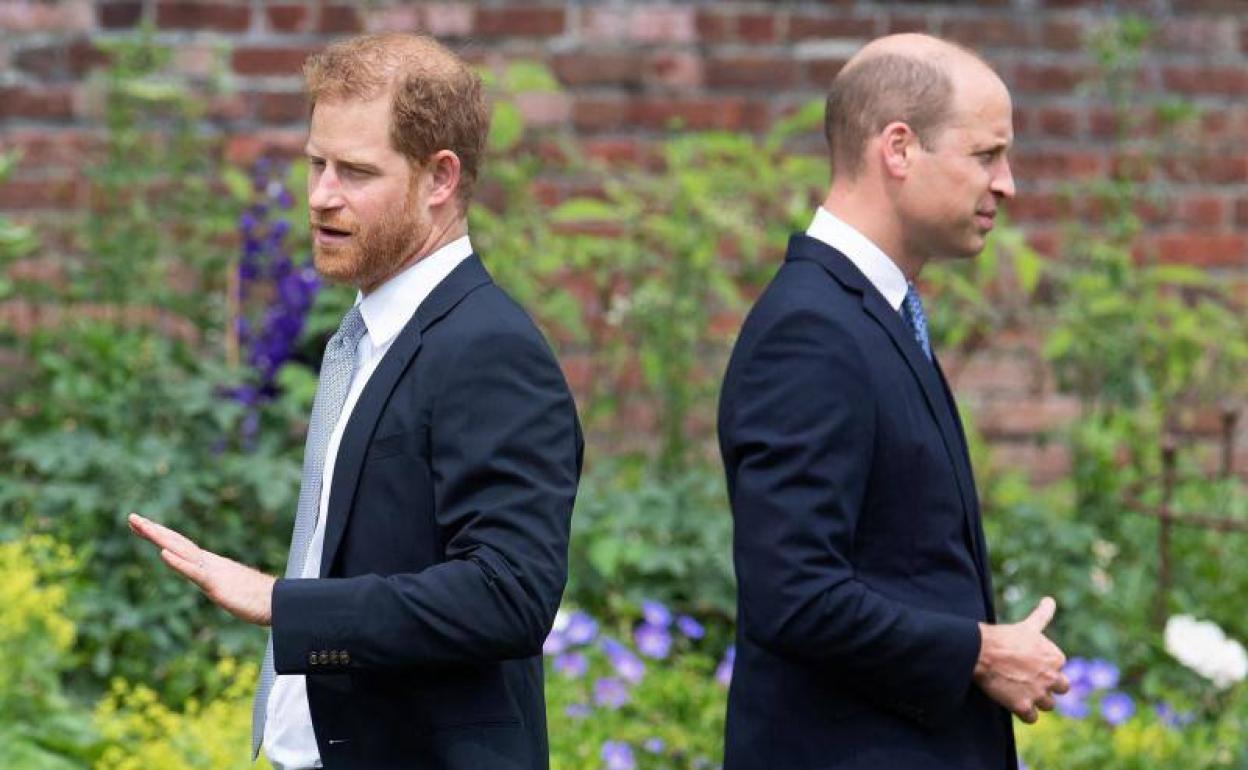 El Príncipe Harry y el Príncipe Guillermo en la inauguración de una estatua de su madre, la Princesa Diana (2021).