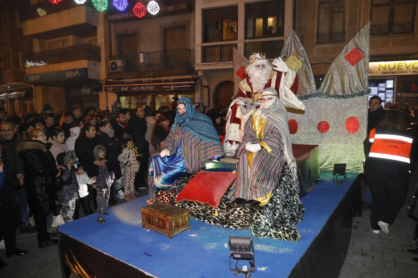 Melchor saluda desde su carroza en Peñafiel.