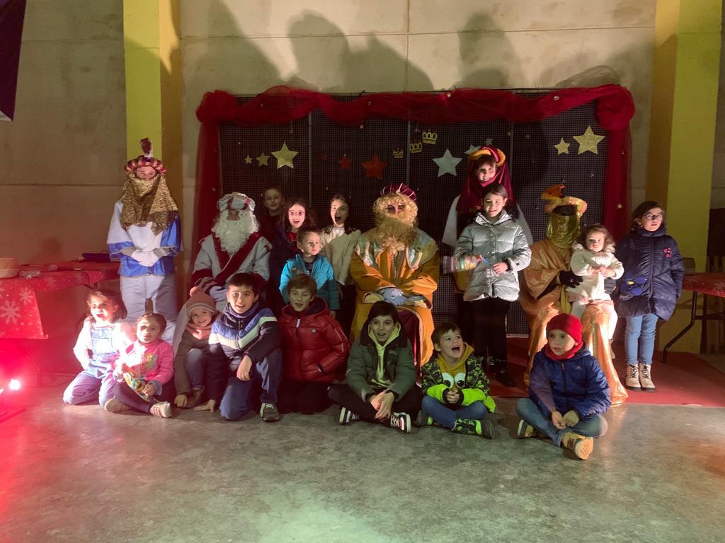 Los Reyes posan con los niños de San Cebrián de Mazote.