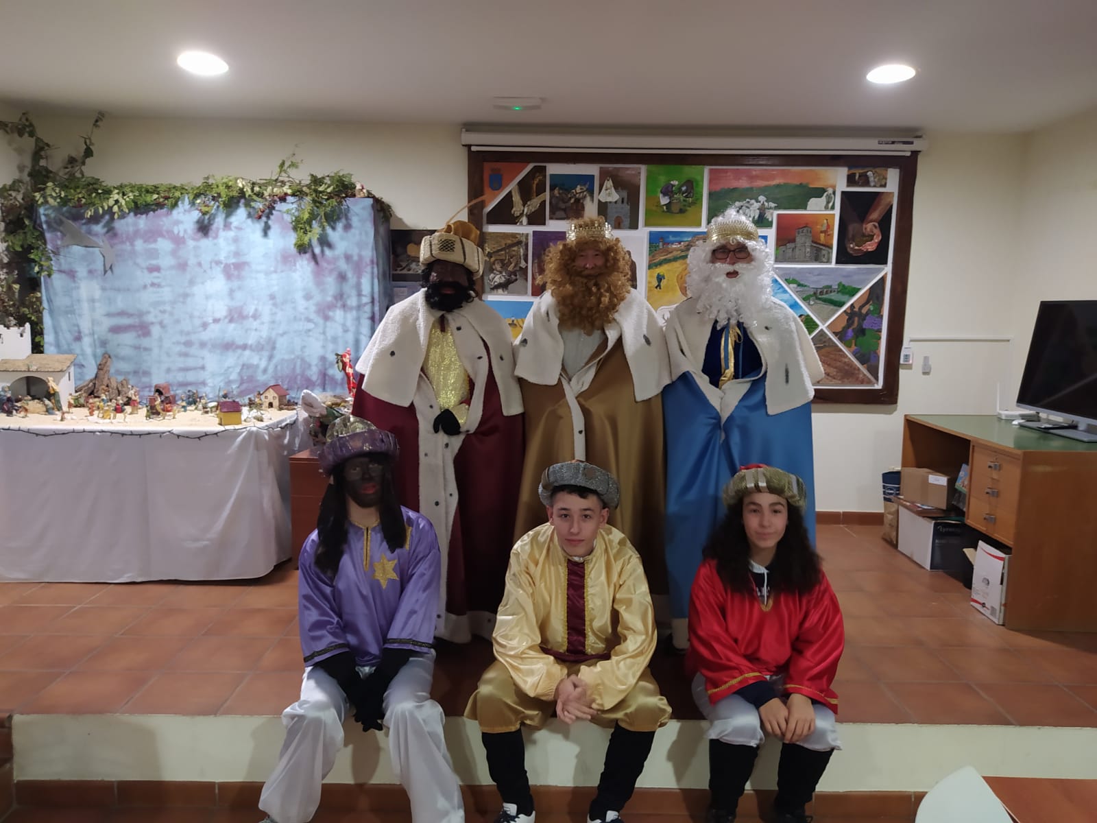 Los tres Reyes Magos posan con sus pajes en Olivares de Duero.