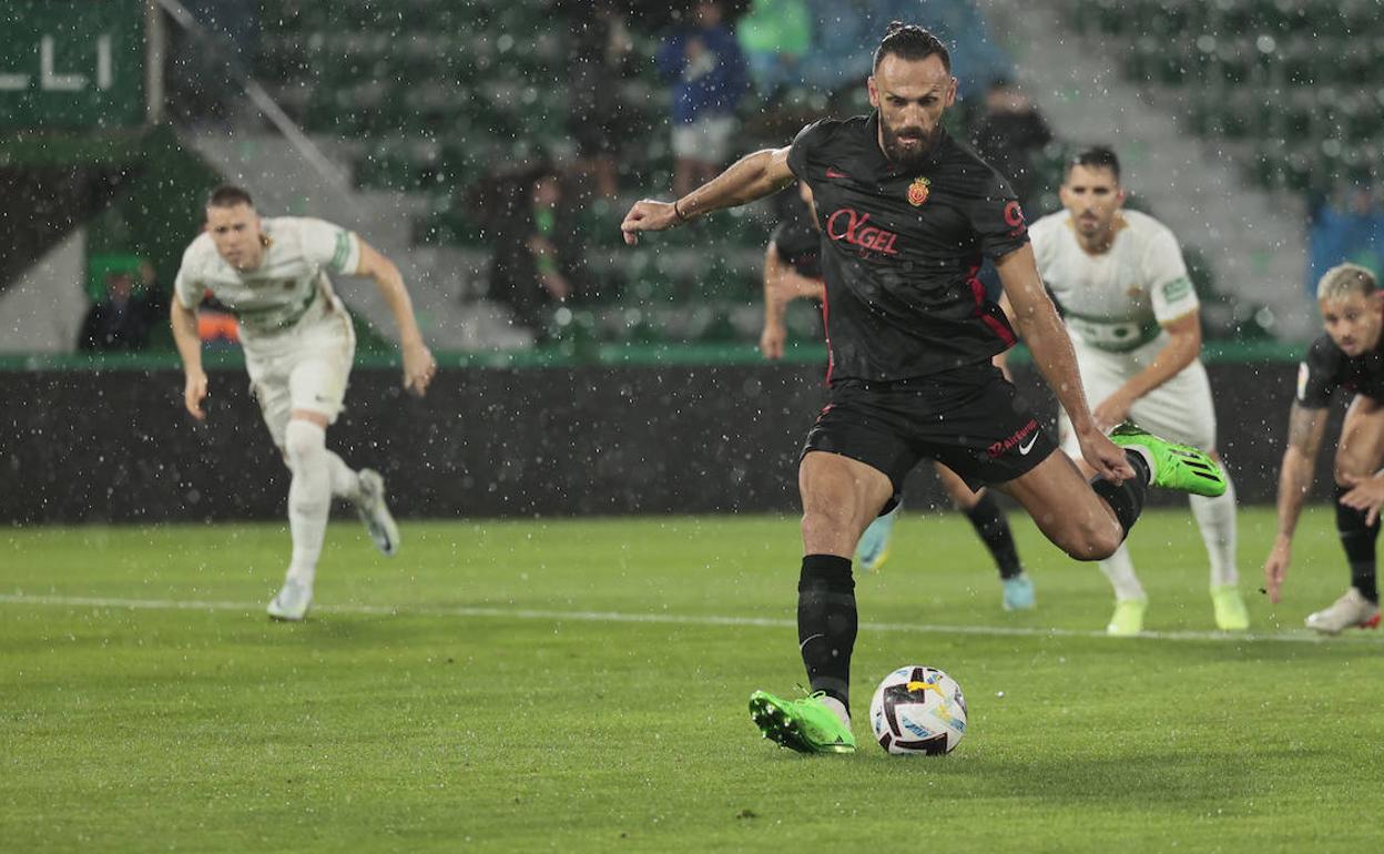 Muriqi lanza un penalti en el partido ante el Elche. 