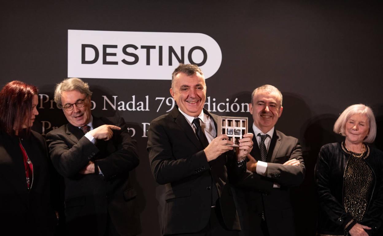 Manuel Vilas (centro), este viernes con el trofeo que le acredita como ganador de la 79 edición del Premio Nadal de novela.