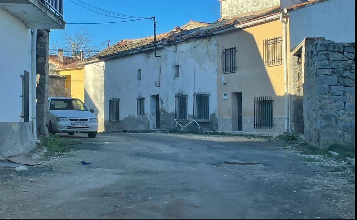 Camino de grava sin pavimentar desde hace un año en Villacastín, objeto de la queja de vecinos. 