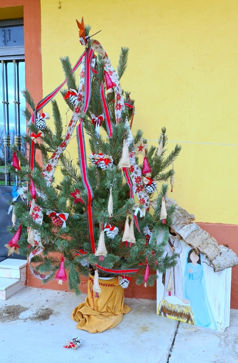 Cordovilla la Real ha brillado durante la Navidad con una esmerada decoración de árboles navideños