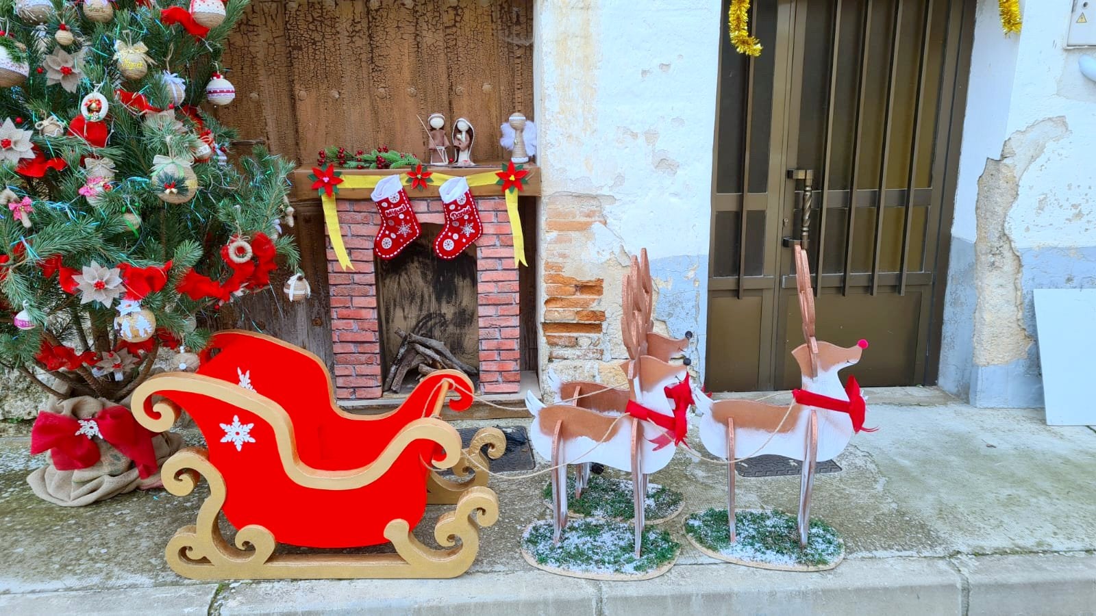 Cordovilla la Real ha brillado durante la Navidad con una esmerada decoración de árboles navideños