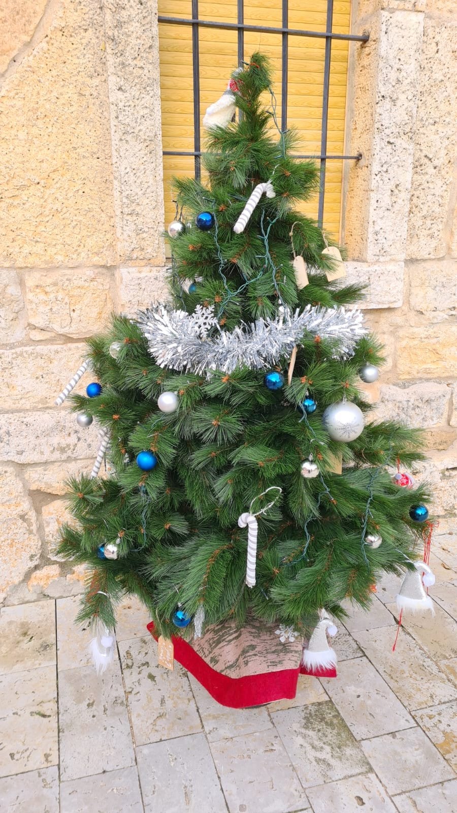 Cordovilla la Real ha brillado durante la Navidad con una esmerada decoración de árboles navideños