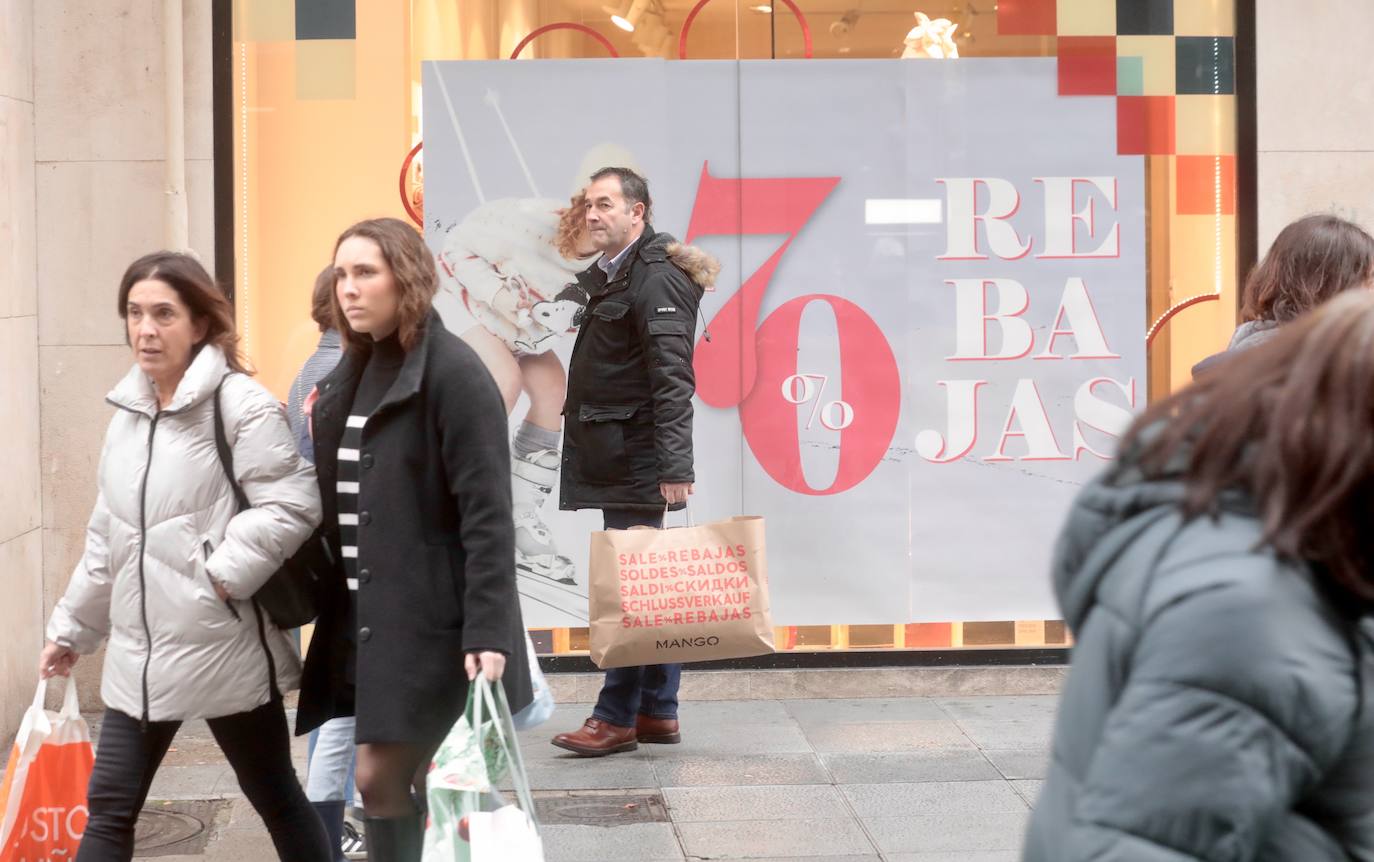 Fotos: Arrancan 50 días de rebajas, las últimas para El Corte Inglés de Constitución