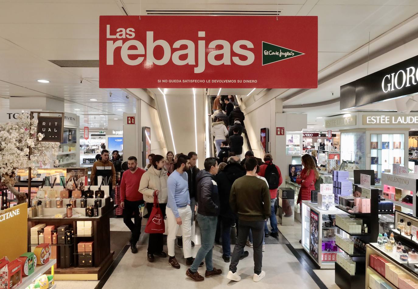 Fotos: Arrancan 50 días de rebajas, las últimas para El Corte Inglés de Constitución