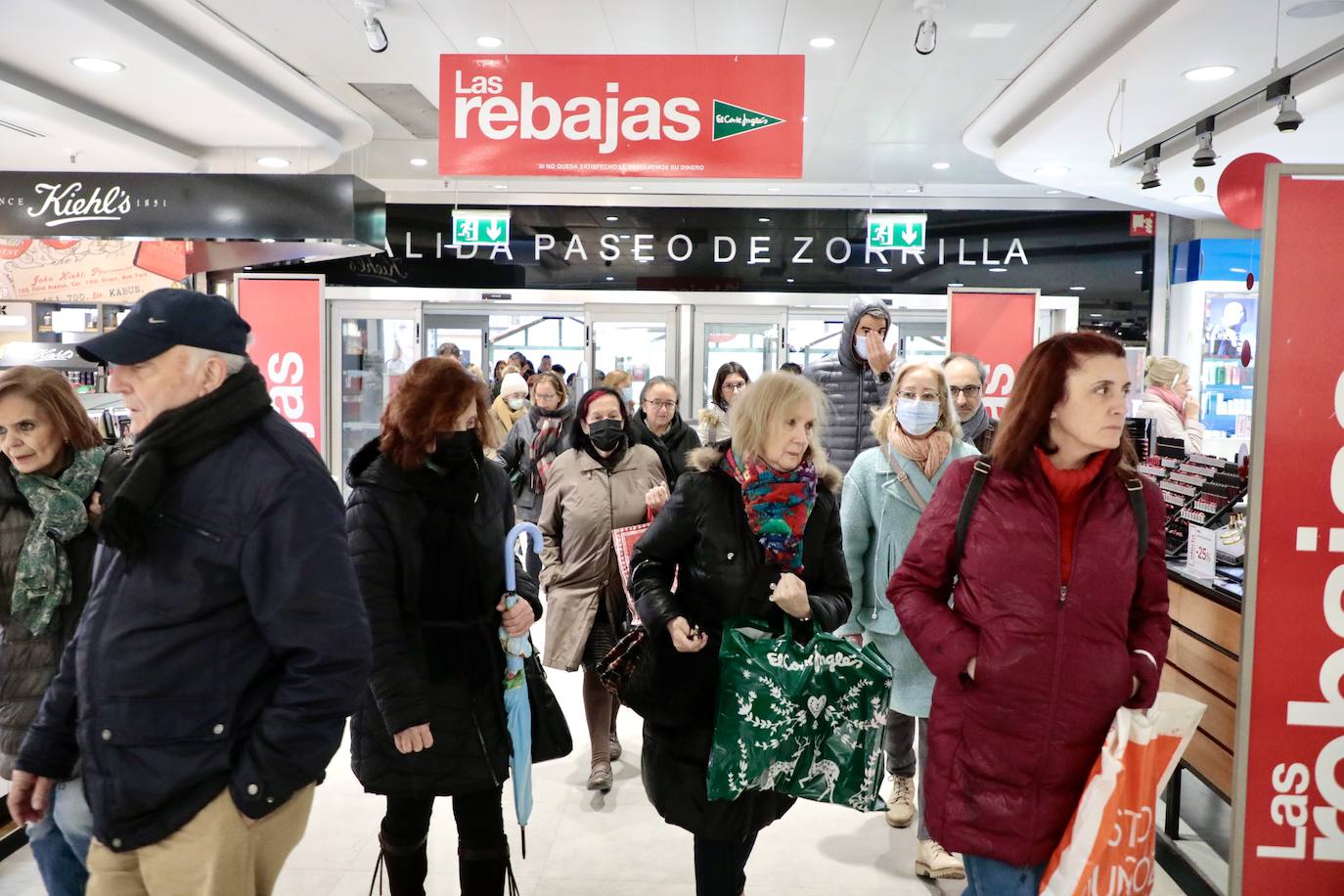 Fotos: Arrancan 50 días de rebajas, las últimas para El Corte Inglés de Constitución