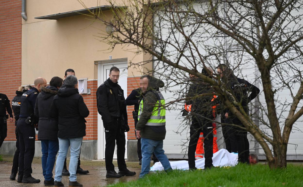 Agentes de la Policía Nacional y sanitarios rodean al detenido en la calle Azalea tras ser reducido.