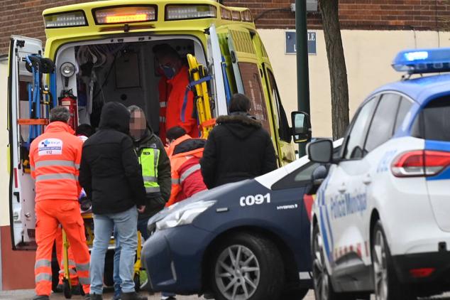 Fotos: Apuñala a un agente que acudió a detenerle por violencia machista en Las Flores