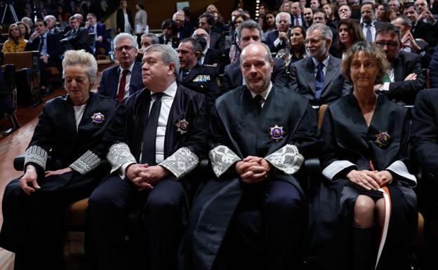 Imagen principal - 1. De izquierda a derecha, María Luisa Segoviano, César Tolosa, Juan Carlos Campo y Laura Díez, nuevos magistrados del TC. / 2. Yolanda Díaz, Meritxell Batet, Félix Bolaños y Ander Gil llegan a la toma de posesión. / 3. Pablo Echenique, durante el acto. 