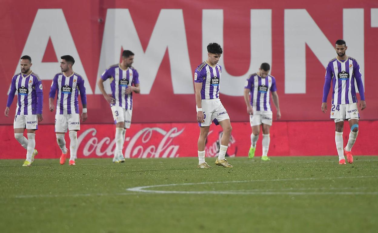 Los jugadores, cabizbajos tras encajar el gol en la última jugada de partido. 