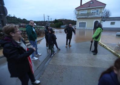 Imagen secundaria 1 - Rescatan a varias personas en un vehículo y en una vivienda por inundaciones en Salamanca