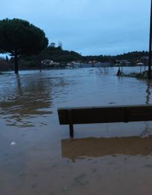 Imagen secundaria 2 - Rescatan a varias personas en un vehículo y en una vivienda por inundaciones en Salamanca