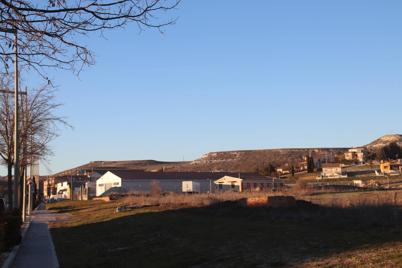 Parcela donde se construirá la vía de servicio. 