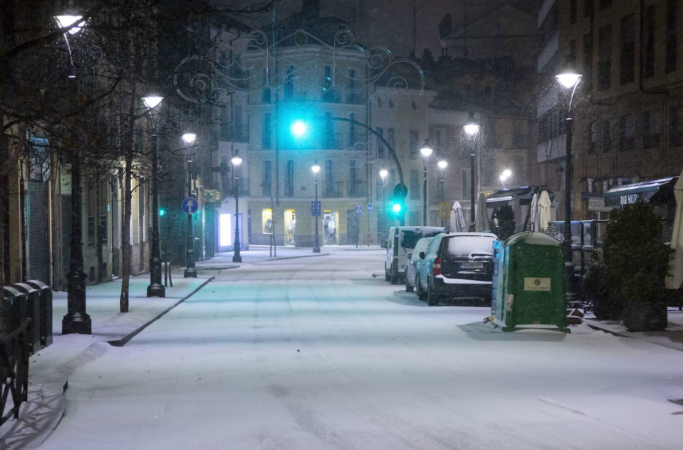 Así, llegó la noche. En Valladolid, la calle Angustias presentaba este aspecto.