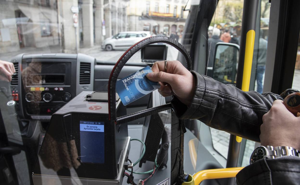 Un usuario del transporte urbano de la capital segoviana paga un viaje con su abono. 