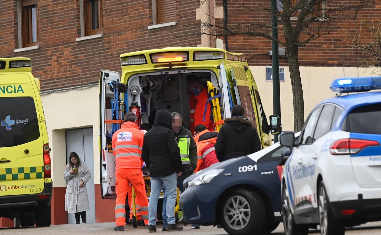 Traslado del policía herido durante la intervención contra el presunto maltratador. 