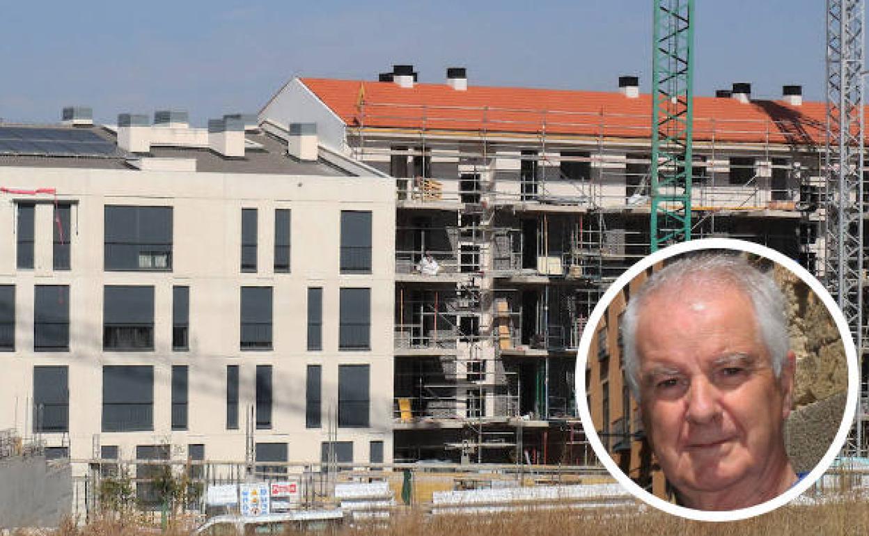 Bloques en construcción en el barrio Comunidad Ciudad y Tierra de Segovia y el círculo, el presidente provincial de los agentes inmobiliarios, Miguel Tovar. 