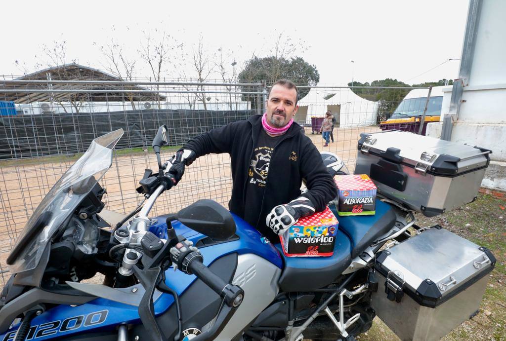 Héctor Alemany, valenciano, con su moto y con los cohetes con los que festejará la boda de unos amigos pingüineros. 