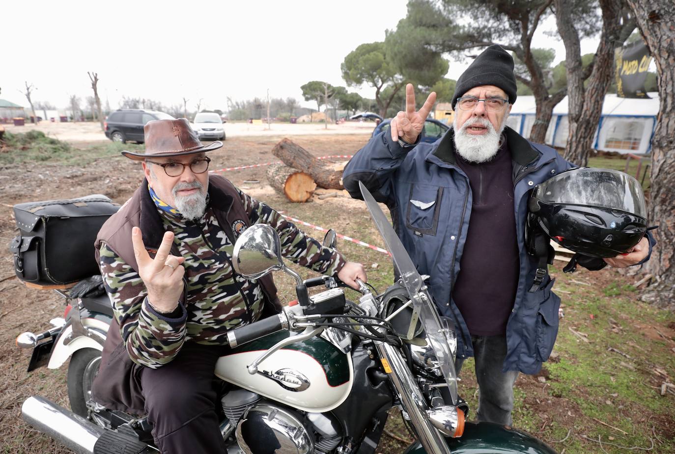 Gaby y Rami del Moto Club Laguna durante los preparativos de las instalaciones de Pingüinos 2023