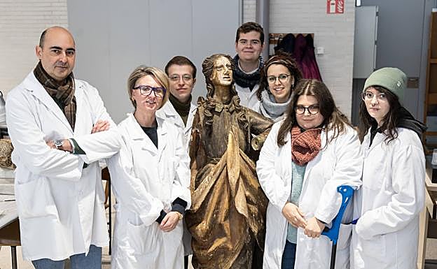 El equipo de la Escuela de Arte que trabaja en la restauración de la talla. 