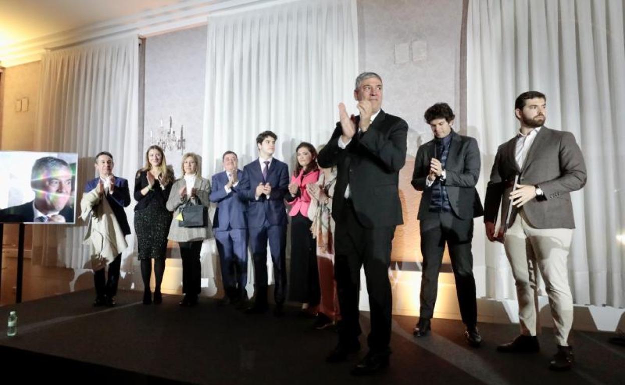 De los Mozos, acompañado por su familia en el homenaje de Renault al directivo en su despedida.