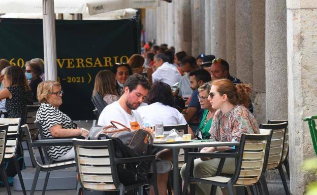 Terrazas llenas de personas en los soportales de la Plaza Mayor.