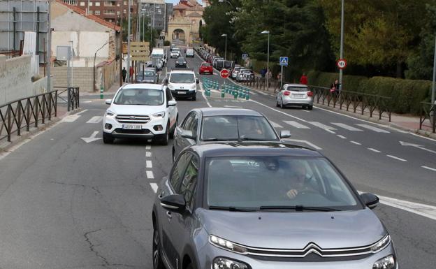 Excepciones que permiten adelantar por la derecha y evitar una posible multa de 200 euros