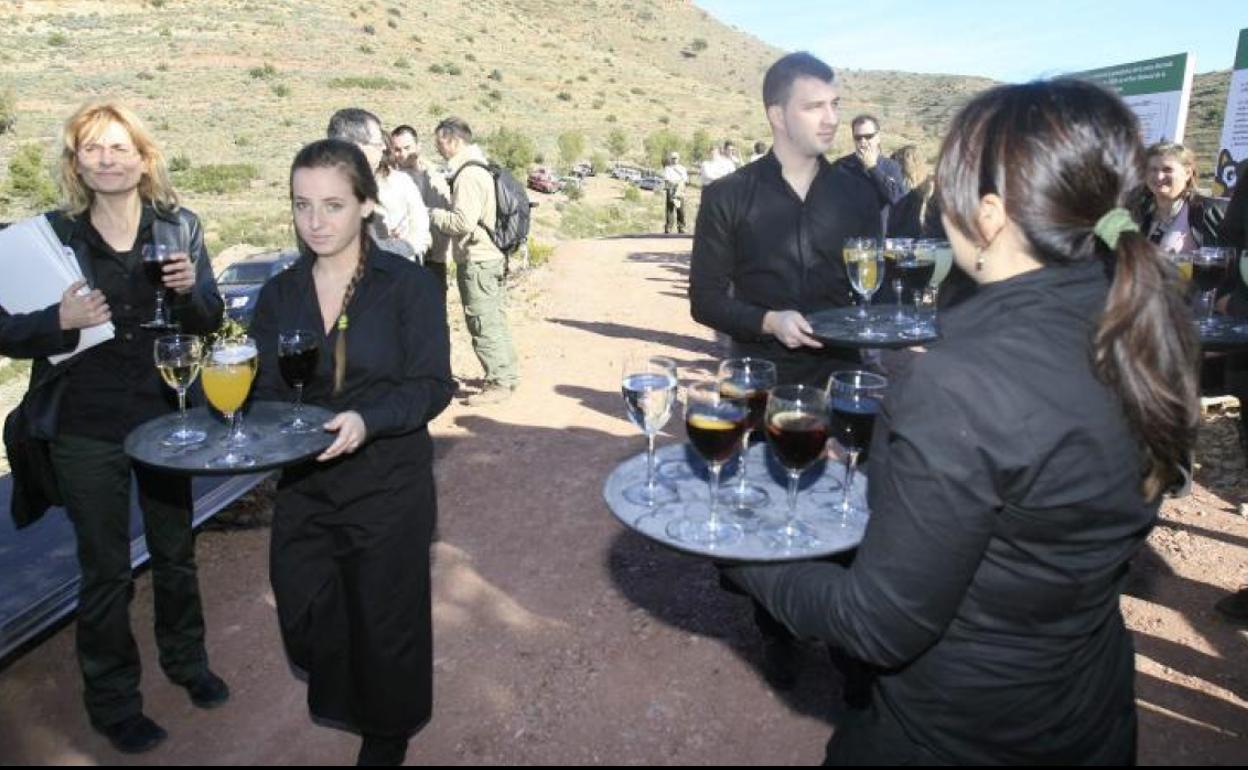 Camareros sirven bebidas durante una celebración. 