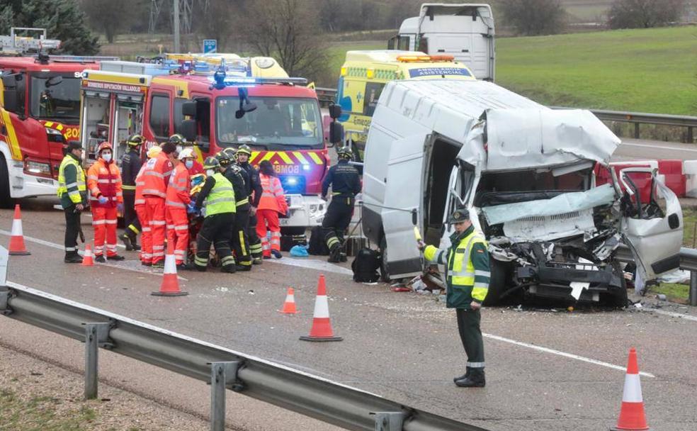 Bomberos y servicios sanitarios intervienen en el accidente de tráfico que ha tenido lugar esta mañana en la A-62. 