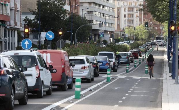 Un coche arrolla a la usuaria de un patinete eléctrico en Isabel la Católica