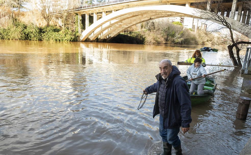 El río Pisuerga, a su paso por el puente de Poniente. 