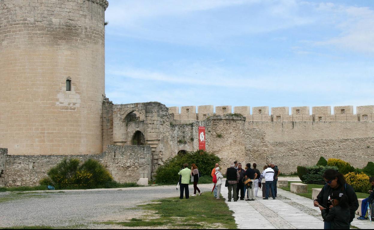 Visitantes en la muralla de Cuéllar.
