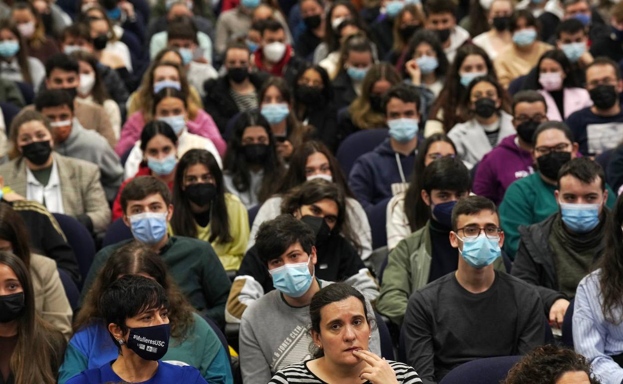 Universitarios, casi todos con mascarilla, el pasado 20 de abril.