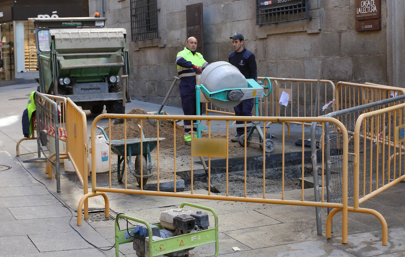 Obras en la Calle Real de Segovia a la altura de la Casa de la Lectura.