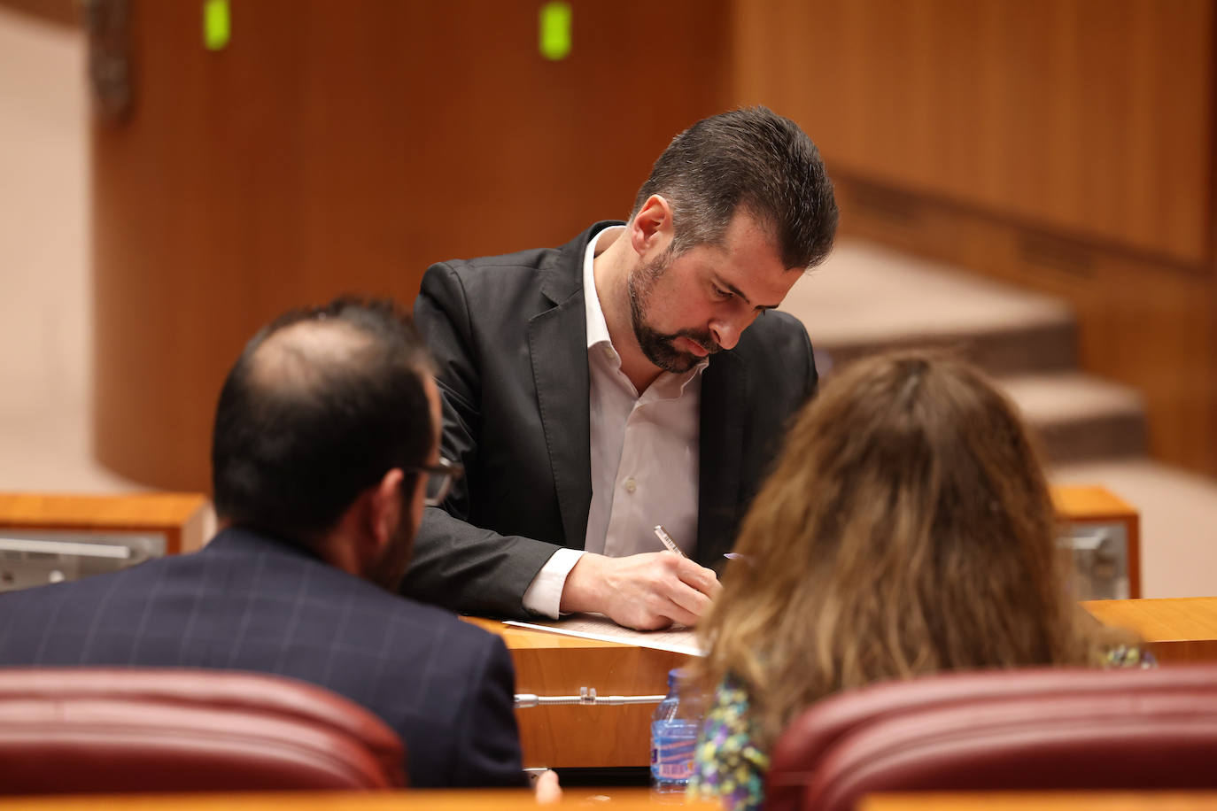 Luis Tudanca (PSOE) toma notas antes de comenzar. 