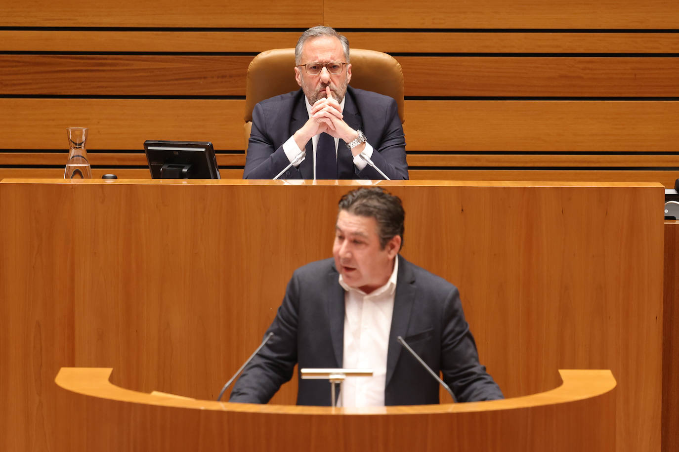 Luis Mariano Santos (UPL), habla desde el atril, con Carlos Pollán en la Presidencia. 