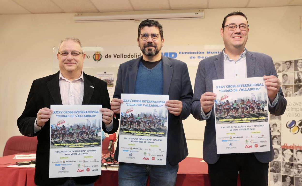 Gerardo García, el concejal Alberto Bustos y el diputado Javier González muestran el cartel de la prueba. 