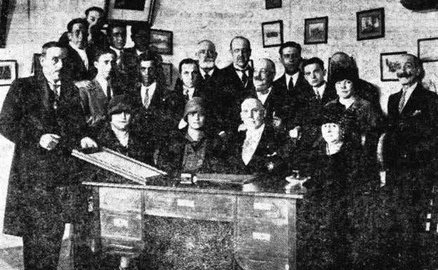 La plantilla del IPH en un homenaje a su director, el doctor García Duran publicada por El Norte el 18 de mayo de 1928. 