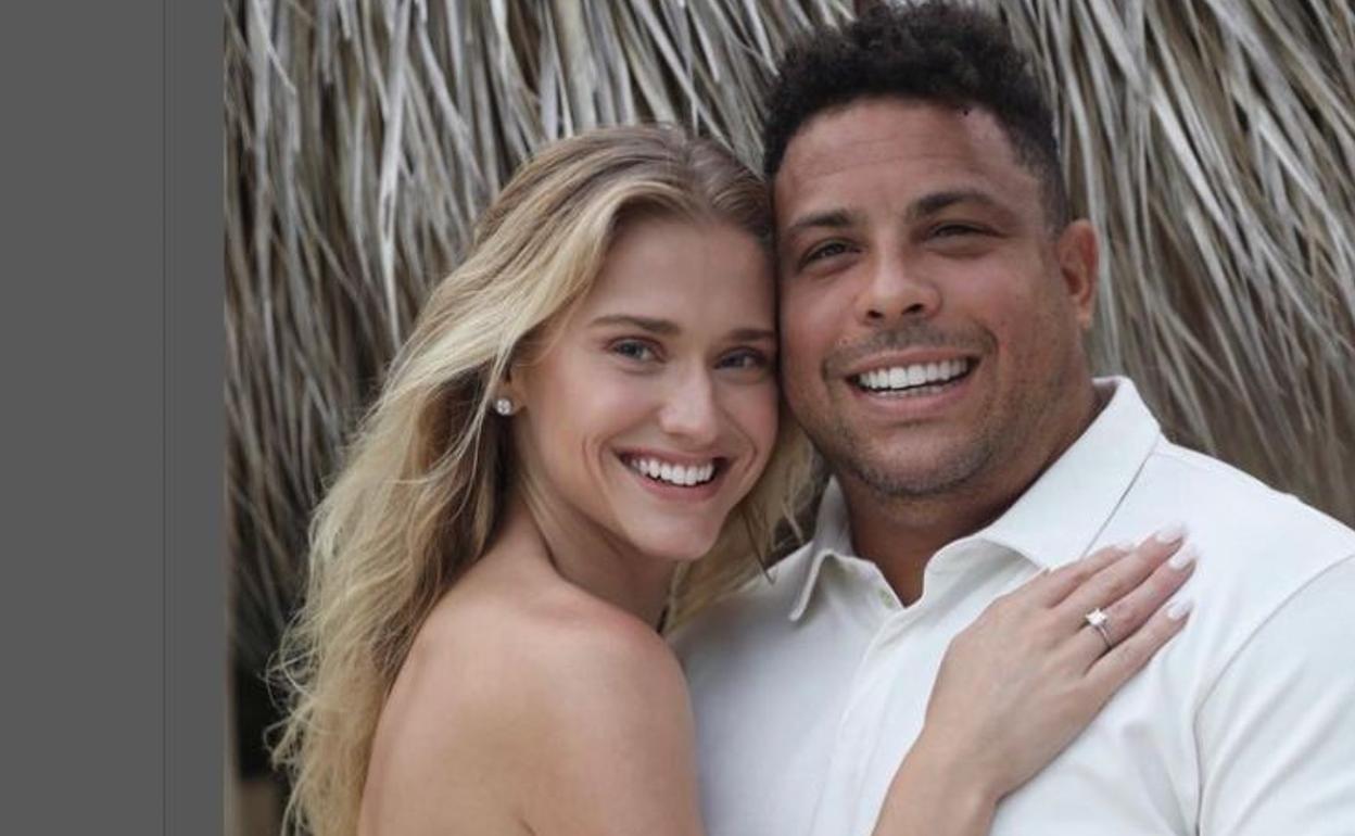 Celina Locks y Ronaldo Nazário, en la fotografía con la que han hecho oficial su compromiso de boda.